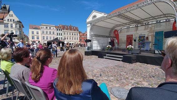 Ministerpräsidentin Manuela Schwesig spricht auf de Welterbetag in Wismar. © Christoph Woest Foto: Christoph Woest