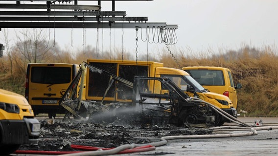 Die Elektrofahrzeuge nach dem Brand auf dem Gelände der Deutschen Post in Wismar. © Stefan Tretropp 