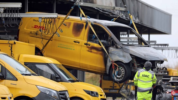 Ein beschädigtes Fahrzeug der Deutschen Post wird nach dem Brand abtransportiert. © Stefan Tretropp 