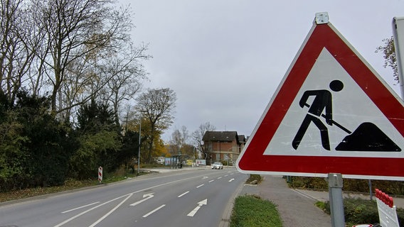 Ein Baustellenschild vor der Schweriner Straße - im Hintergrund ist unter anderem das neue Einkaufszentrum Drewespark zu erkennen. Ein Baustellenschild vor der Schweriner Straße - im Hintergrund ist unter anderem das neue Einkaufszentrum Drewespark zu erkennen. © NDR Foto: Christoph Woest