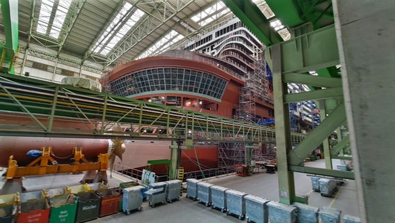 Werfthalle der Wismarer MV Werften von innen, Teile des Schiffes "Global 1"  Foto: Christoph Woest