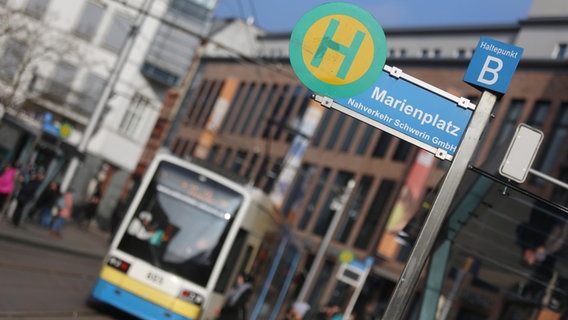 Eine Straßenbahn der Nahverkehr Schwerin GmbH steht an einer Haltestelle am Marienplatz in der Innenstadt. © dpa Foto: Danny Gohlke