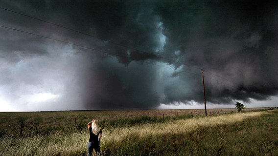 Wedge-Tornado nahe der texanischen Stadt Jayton am 12. Juli 2005. © picture-alliance Foto: Keystone Sennott/Star Tribune