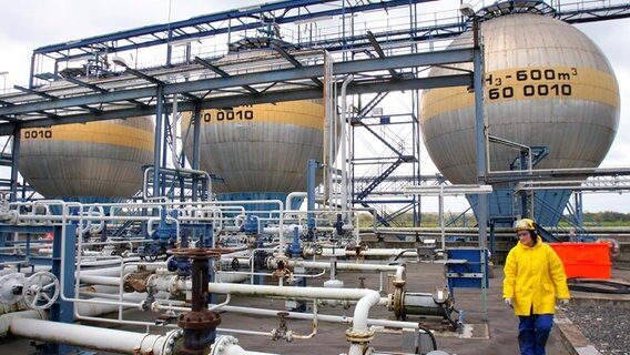 Rostock: Eine Mitarbeiterin kontrolliert die Ammoniaktanks im Düngemittelwerk von Yara in Poppendorf bei Rostock. © Bernd Wüstneck/dpa-Zentralbild/dpa Foto: Bernd Wüstneck