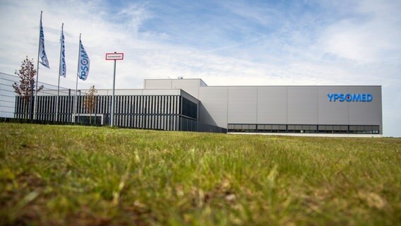 Das Ypsomed-Werk in Schwerin © Jens Büttner/dpa +++ dpa-Bildfunk +++ Foto: Jens Büttner/dpa +++ dpa-Bildfunk +++