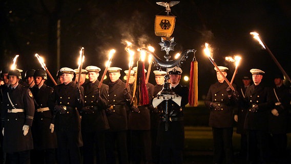 Ein großer Zapfenstreich anlässlich des 60-jährigen Jubiläums der Deutschen Marine findet am 15.11.2016 im Marinestützpunkt Warnemünde statt. © dpa-Bildfunk Foto: Bernd Wüstneck