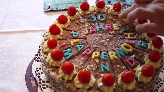 Die Traditionssendung auf Platt feiert Geburtstag: Ein Kuchen zeigt den Schriftzug "30 Jahre Plappermoehl im NDR". © NDR 