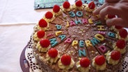 Die Traditionssendung auf Platt feiert Geburtstag: Ein Kuchen zeigt den Schriftzug "30 Jahre Plappermoehl im NDR". © NDR 
