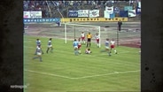 Nach einem Sieg 1986 gegen Schalke geriet der junge Hansa-Stürmer Axel Kruse ins Visier der Staatssicherheit. © NDR Screenshots 