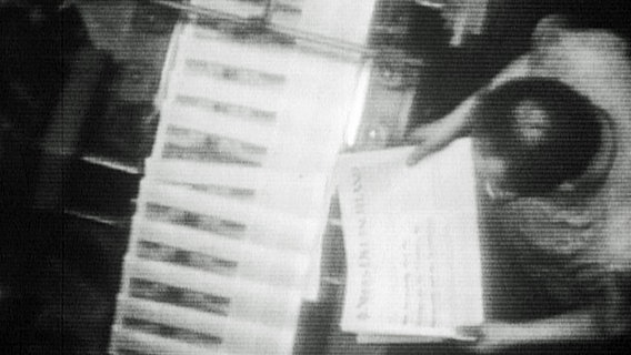 Eine Schwarz-Weiß Aufnahme aus einer DDR-Druckerei © NDR 