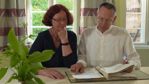 Sonnhild und Wolfgang von Rechenberg lesen Akten, die die Stasi über sie angelegt hat. © NDR Foto: Screenshot