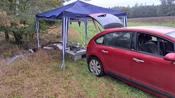 Ein bei Malliß gestohlener Zigarettenautomat © Polizei Ludwigslust Foto: Polizei Ludwigslust
