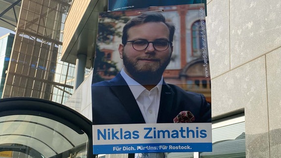 Wahlplakat von Niklas Zimathis, fraktionsloser OB-Kandidat in Rostock. © NDR.de Foto: Judith Greitsch/NDR.de
