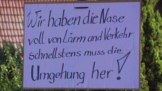 Ein Schild in Zirchow fordert die Ortsumgehung © NDR 