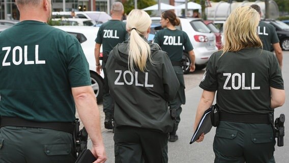 Stralsund: Zollbeamte kontrollieren Mitarbeiter in Einzelhandelsunternehmen und Gaststätten in einem Einkaufszentrum. © dpa-Bildfunk Foto: Stefan Sauer