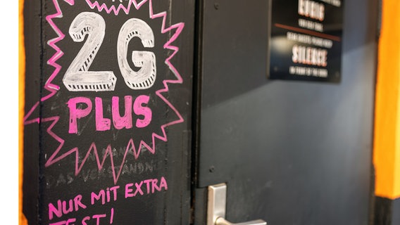 "Hier: 2G PLUS - Nur mit extra Test!" steht auf einem Schild an der geschlossenen Tür einer Bar. © dpa-Bildfunk Foto: Daniel Karmann