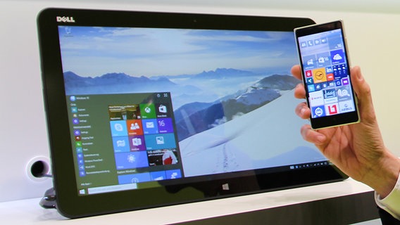Windows 10 auf einem Desktop-Rechner und auf einem Smartphone. © NDR Foto: Oliver Strunk