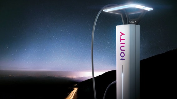 Eine futuristisch anmutende Ladesäule für Elektroautos steht über einem Autobahn-Tal.  Foto: Ionity GmbH