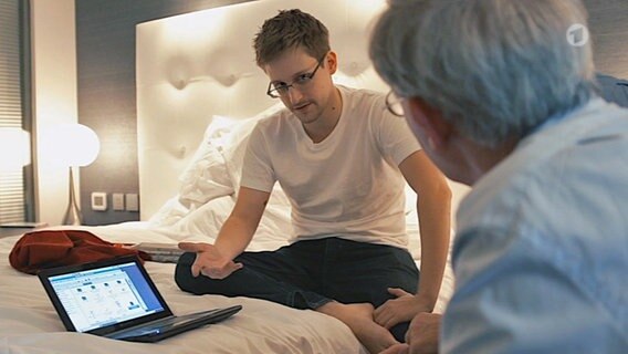 Edward Snowden mit Laptop auf einem Hotelbett © Praxis Films 