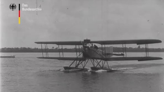 Ein Doppeldeckerflugzeug landet im Wasser © Bundesarchiv Foto: Screenshot