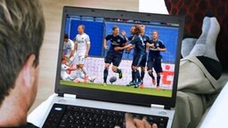 Ein Mann schaut am Laptop eine Fußballübertragung (Bildmonatge) © fotolia, picture alliance / dpa Foto: sculpies, Axel Heimken