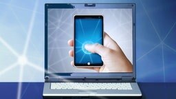 Ein Smartphone auf dem Bildschirm eines Laptops. (Bildmontage) © fotolia Foto: lassedesignen, kaipity