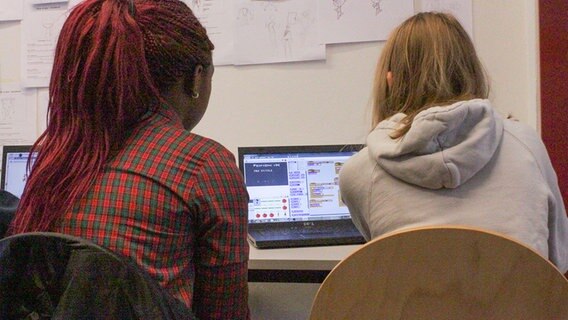 Zwei Mädchen sitzen vor einem Laptop.  Foto: Claudia Wohlsperger