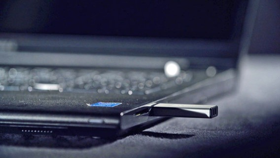 USB-Stick an einem Laptop. © NDR/ARD 