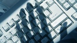Schatten einer Hand auf einer Tastatur Schatten einer Hand auf einer Tastatur © fotolia.com Foto: Feng Yu