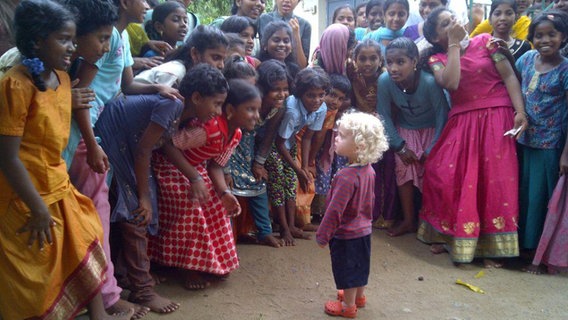 Hellhäutiges Kind trifft eine Gruppe indischer Kinder © privat/Fotograf ist der Redaktion bekannt 