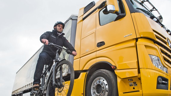 Ein Radfahrer fährt dicht neben einem LKW. © picture alliance 