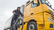 Ein Radfahrer fährt dicht neben einem LKW. © picture alliance 