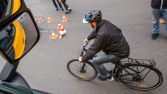 Ein Fahrradfahrer fährt während einer Demonstration des neuen Abbiegeassistenten neben einem Lastwagen. © picture alliance/dpa/dpa-Zentralbild | Jens Büttner Foto: Jens Büttner