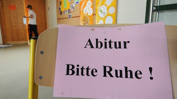 "Abitur - Bitte Ruhe!" steht auf einem Schild in einem Gymnasium © dpa Picture-Alliance Foto: Armin Weigel