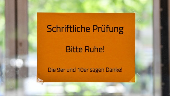 Der Hinweis "Schriftliche Prüfung - Bitte Ruhe !" ist an einer Tür in einer Schule angebracht. © picture alliance / dpa Foto: Arne Dedert