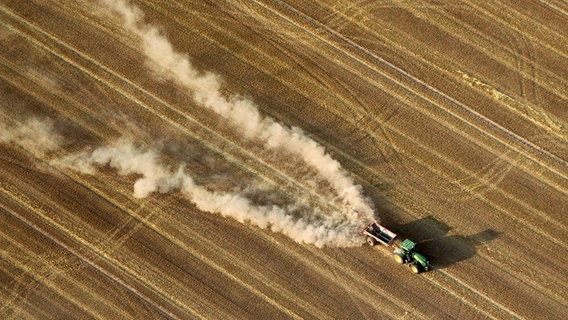 Ein Traktor fährt am 11.07.2011 über ein Feld bei Gleichen (Landkreis Göttingen) © Picture Alliance/dpa Foto: Stefan Rampfel