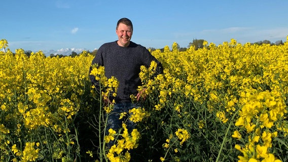 "Ackerbauer des Jahres" (Ceres Award) Markus Mushardt aus Otterndorf auf einem Feld. "Ackerbauer des Jahres" (Ceres Award) Markus Mushardt aus Otterndorf auf einem Feld. © Markus Mushardt