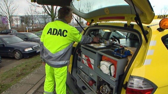 Ein Mitarbeiter des ADAC steht an der geöffneten Heckklappe seines Einsatwagens und bedient einen Monitor. © NDR Foto: Bernd Reiser