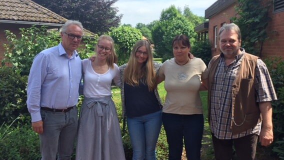 Eine Gruppe Menschen steht für ein Foto in einem Garten. © NDR Foto: Maren Momsen