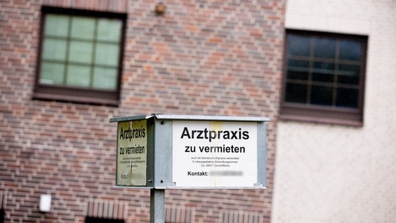 Ein Schild mit der Aufschrift «Arztpraxis zu vermieten» steht vor einem Gebäude. © picture alliance/dpa Foto: Moritz Frankenberg