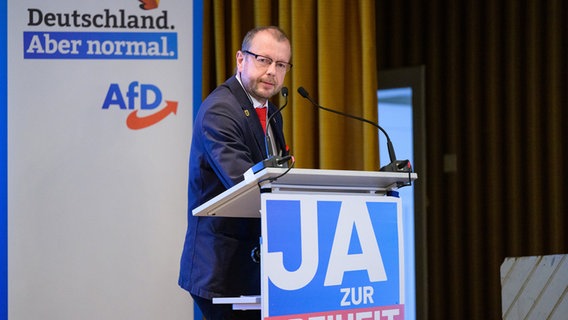 Stefan Marzischewski-Drewes spricht auf dem Landesparteitag der AfD Niedersachsen. © dpa Foto: Philipp Schulze