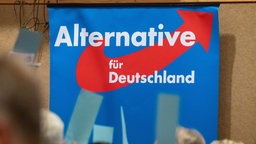 Auf einem AfD-Landesparteitag hängt ein Plakat mit dem Schriftzug «Alternative für Deutschland». © picture alliance/dpa Foto: Stefan Sauer