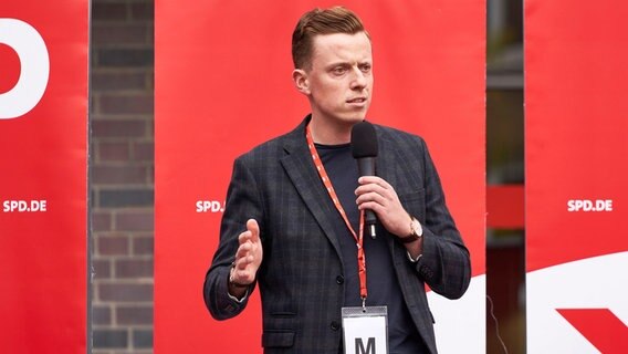 Adis Ahmetovic spricht bei einer Wahlkampfveranstaltung der SPD. Adis Ahmetovic spricht bei einer Wahlkampfveranstaltung der SPD. © picture alliance
