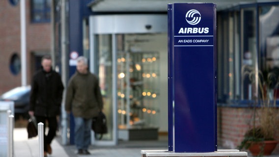 Mitarbeiter des Airbuswerks Stade kommen in Stade aus dem Werk. © picture-alliance/ dpa Foto: Maurizio Gambarini