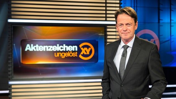 ZDF-Moderator Rudi Cerne steht im Studio der Sendung "Aktenzeichen XY ... ungelöst". © picture alliance/dpa/Sina Schuldt Foto: Sina Schuldt