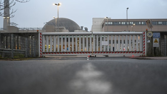 Blick auf das geschlossene Zugagstor vom Kernkraftwerk Emsland. © dpa Foto: Lars Klemmer