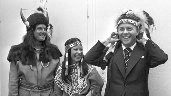 Der damalige niedersächsische Ministerpräsident Ernst Albrecht (CDU, rechts) 1976 mit Schauspielern der Karl-May Festspiele. © dpa - Report Foto: Wolfgang Weihs