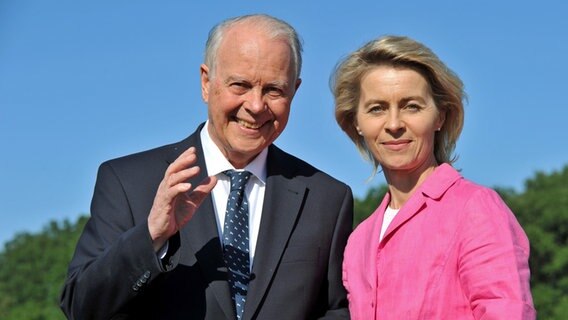 Der ehemalige niedersächsische Ministerpräsident Ernst Albrecht und seine Tochter Ursula von der Leyen (beide CDU) im Juni 2010 in Beinhorn bei Hannover. © dpa Foto: Jochen Lübke