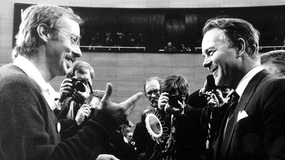 Martin Mombaur und Ernst Albrecht (re.) 1982 © dpa - Bildarchiv Foto: Schilling