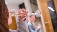 Zwei Jugendliche trinken Sekt. © picture alliance/dpa Foto: Annette Riedl